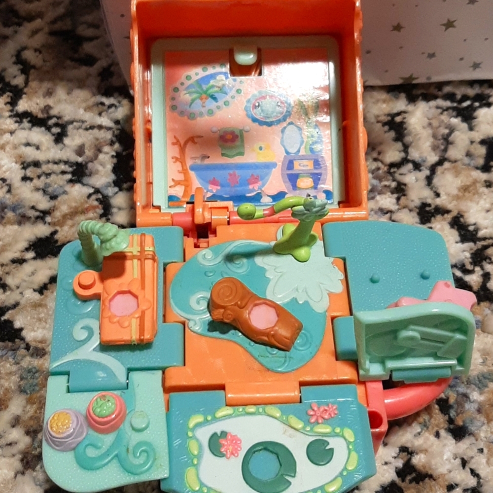 Vintage 2006 Teeniest Tiniest Littlest Pet Shop House Playset